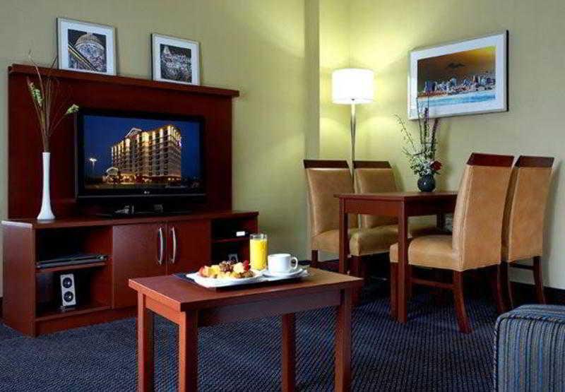 Fairfield Inn & Suites By Marriott Montreal Airport Дорваль Номер фото